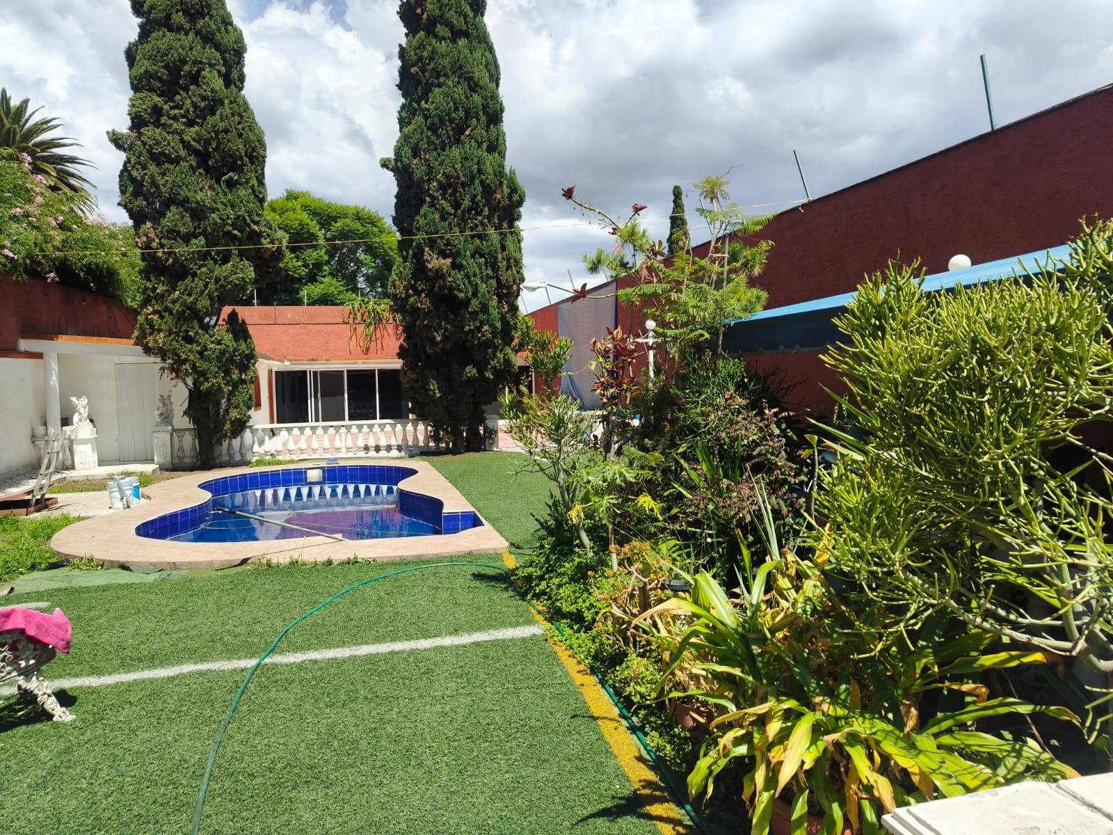 Casa en venta con alberca y amplio jardín en Granjas Valle de Guadalupe, Ecatepec